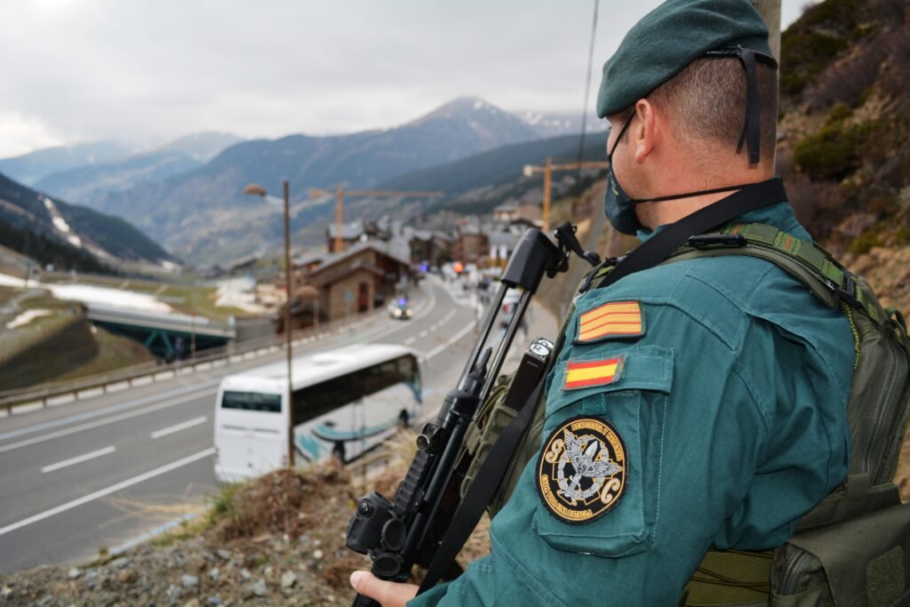 Suboficial Guardia Civil en control de carreteras