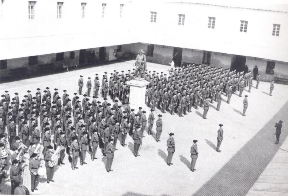 Ceremonia de la Guardia Civil en honor a la Virgen del Pilar durante los primeros años del patronazgo