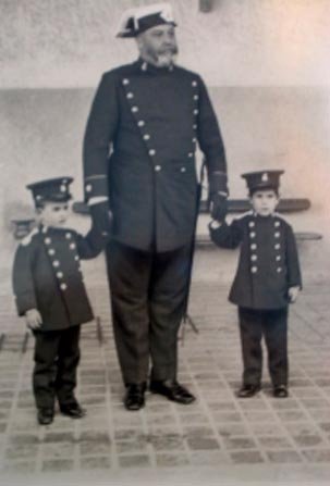 Profesor con alumnos del Colegio de Guardias Jóvenes de Valdemoro a finales del siglo XIX