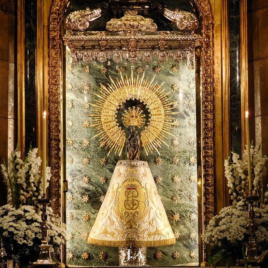 Imagen de la Virgen del Pilar con un manto ofrecido por la Guardia Civil, símbolo del vínculo institucional del Cuerpo