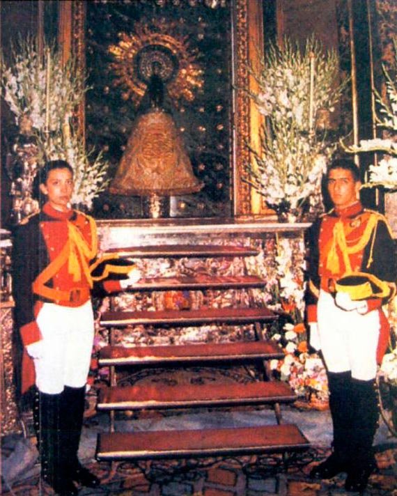 Ofrenda de la Guardia Civil a la Virgen del Pilar en Zaragoza, muestra de la dimensión social de la devoción