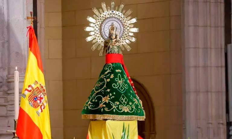 Celebración actual de la Virgen del Pilar con la Guardia Civil y la bandera de España en el altar