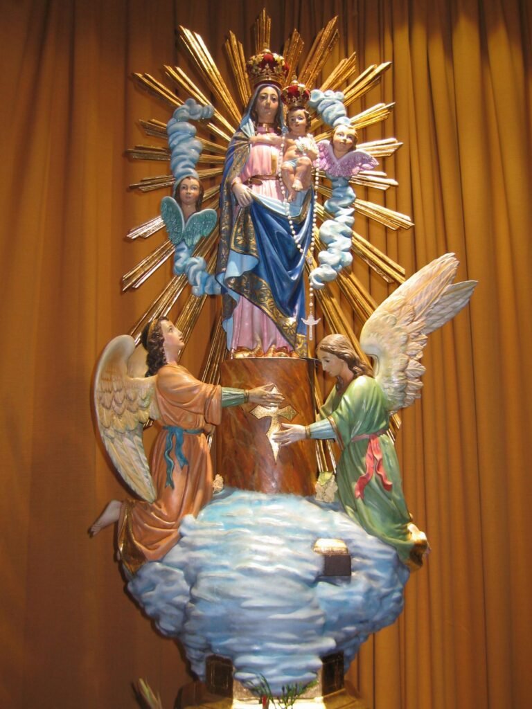 Imagen de la Virgen del Pilar del Colegio de Guardias Jóvenes de Valdemoro rodeada de ángeles